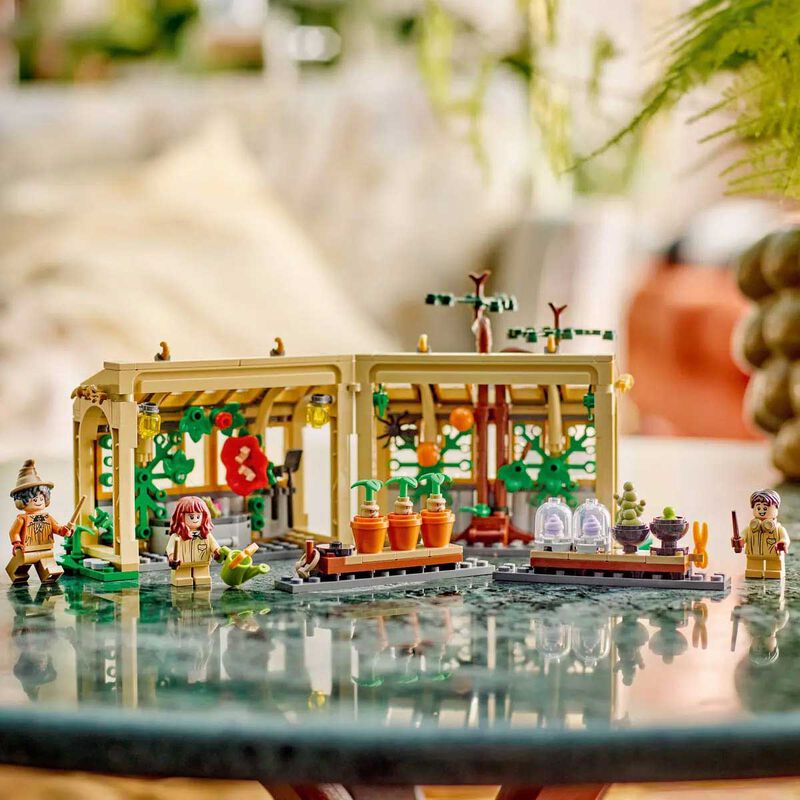 LEGO Harry Potter Hogwarts™ Castle: Herbology Class image number 3