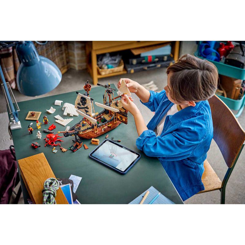 LEGO Creator 3-in-1 Iconic Pirate Ship image number 3