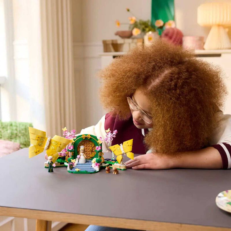 LEGO Wicked Glinda's Wedding Day image number 3