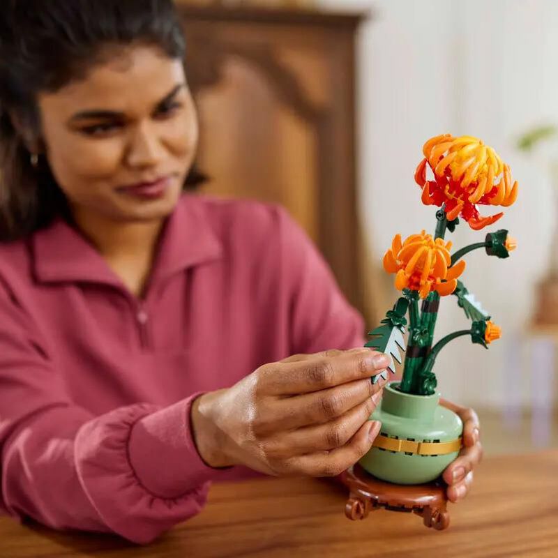 LEGO Icons Chrysanthemum image number 3