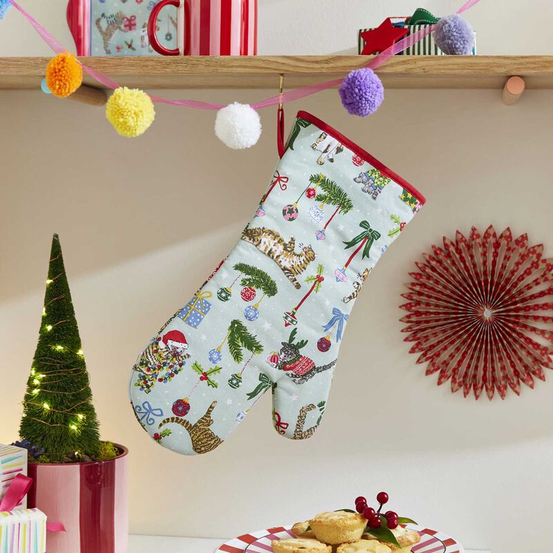 Ulster Weavers Christmas Cats Gauntlet Oven Glove image number 1