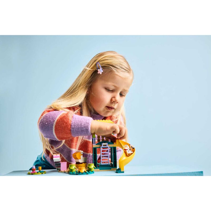 LEGO Bluey Playground Fun With Bluey And Chloe image number 3
