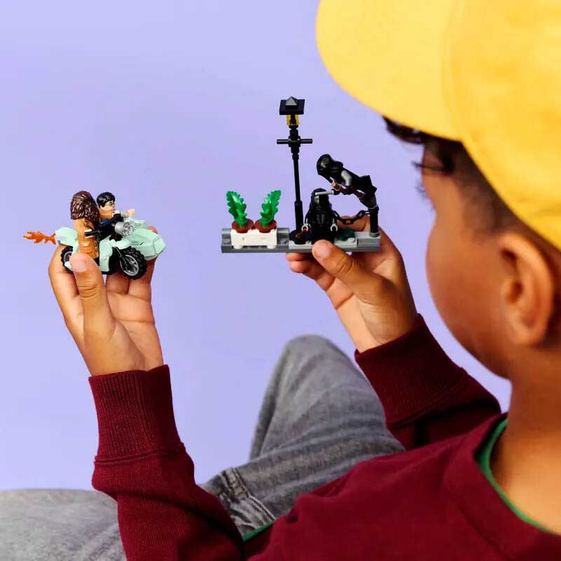 LEGO Harry Potter&trade; Hagrid&trade; & Harry's Privet Drive Escape image number 3