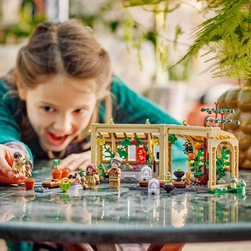 LEGO Harry Potter Hogwarts™ Castle: Herbology Class image number 1