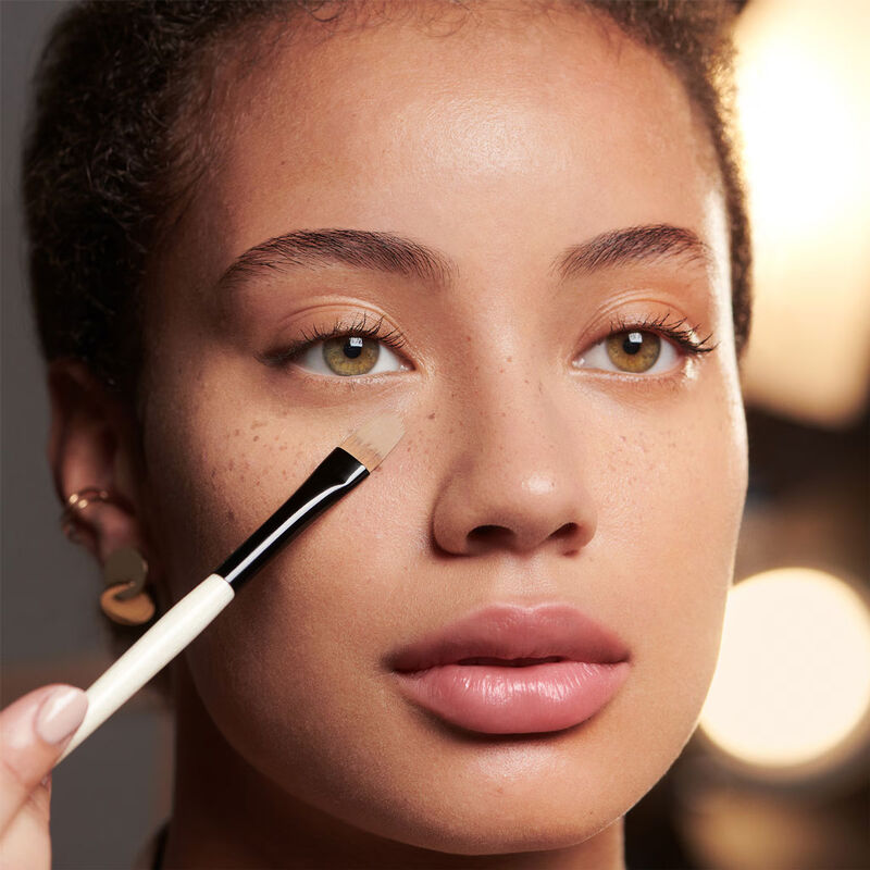 Bobbi Brown Concealer Blending Brush image number 1