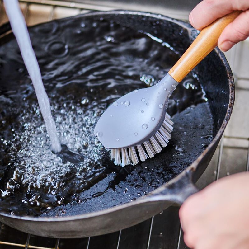 Full Circle Tenacious C Cast Iron Brush image number 1