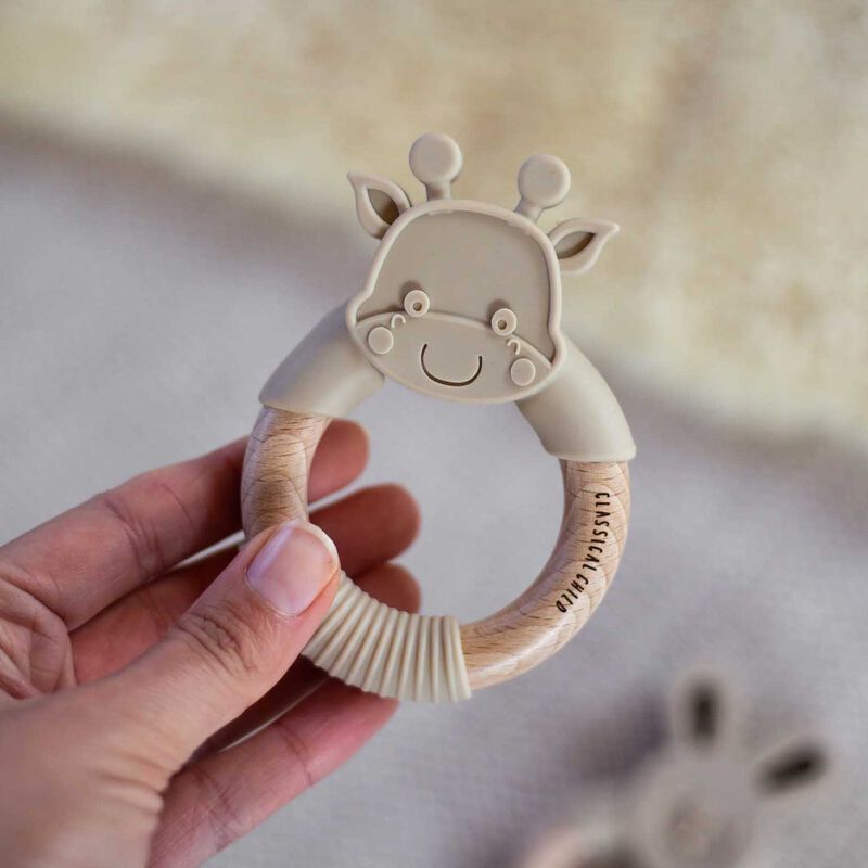 Classical Child Giraffe Teether image number 1