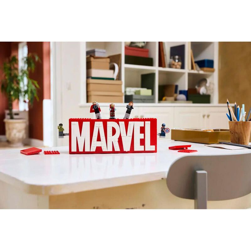 LEGO MARVEL Logo & Minifigures image number 3