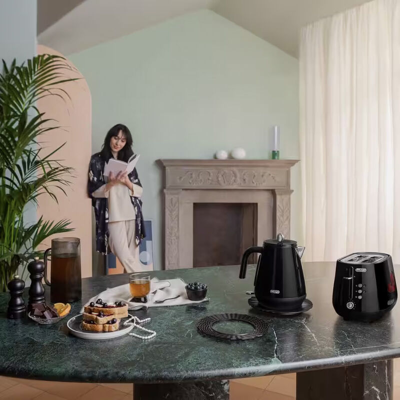 DeLonghi Eclettica Black Kettle image number 3