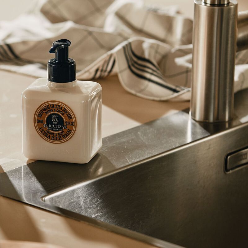 L'Occitane Shea Butter Hand & Body Wash 300ml image number 2