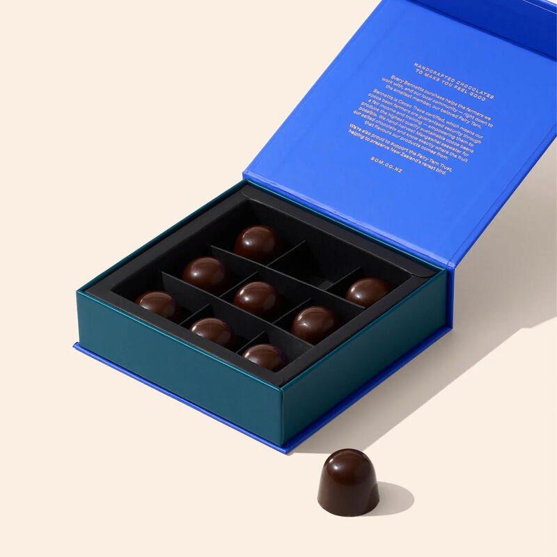 Bennetts of Mangawhai 9 Whole Roasted Hazelnut & Crispy Praline Dark 144g image number 1