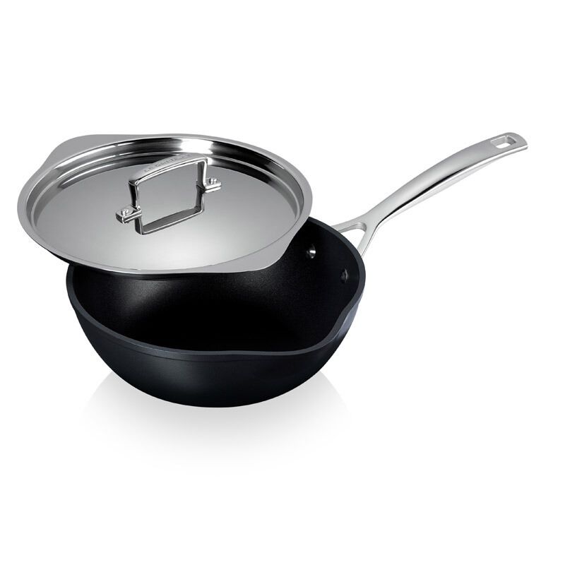 Le Creuset Chefs Pan With 2 Pouring Spout 24cm image number 2