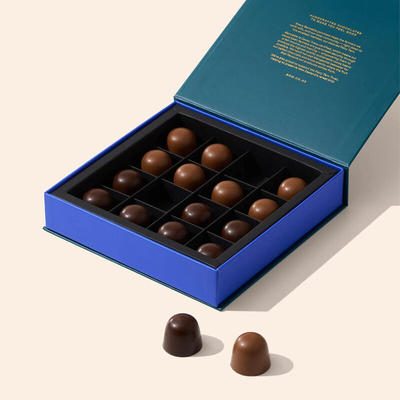 Bennetts of Mangawhai Crispy Salted Caramel Praline 16 Piece Giftbox 256g image number 1