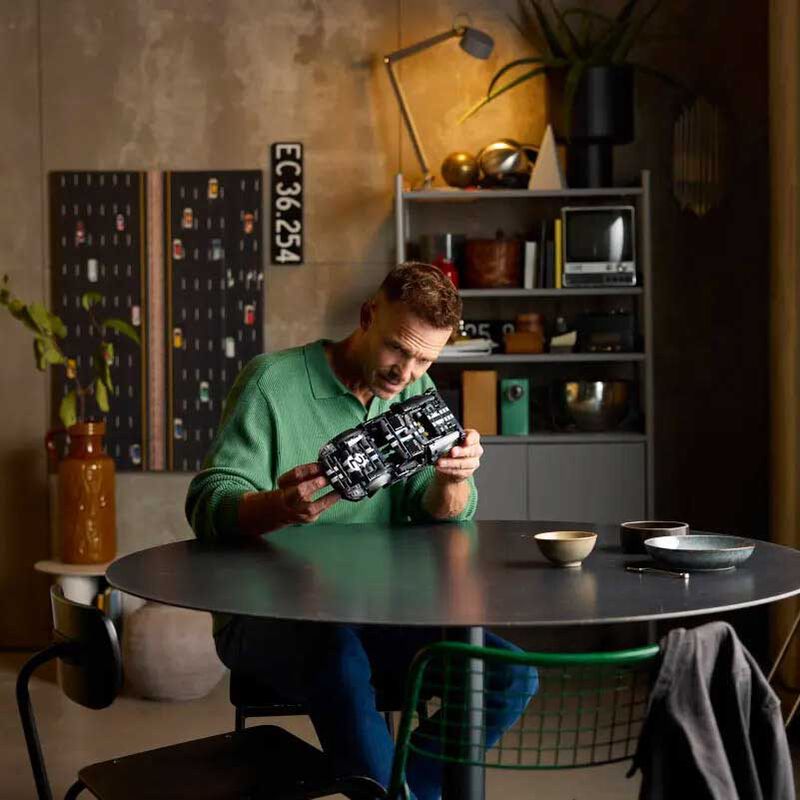 LEGO Technic&trade; 1966 Ford GT40 MKI Race Car image number 3