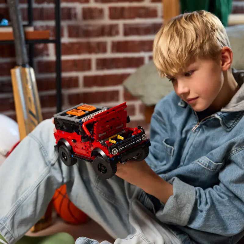 LEGO Technic&trade; Ford Bronco&reg; SUV image number 3