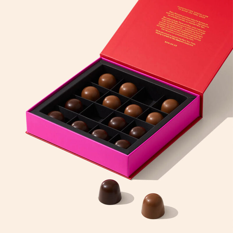 Bennetts of Mangawhai 16 Whole Roasted Hazelnut & Crispy Praline 256g image number 1