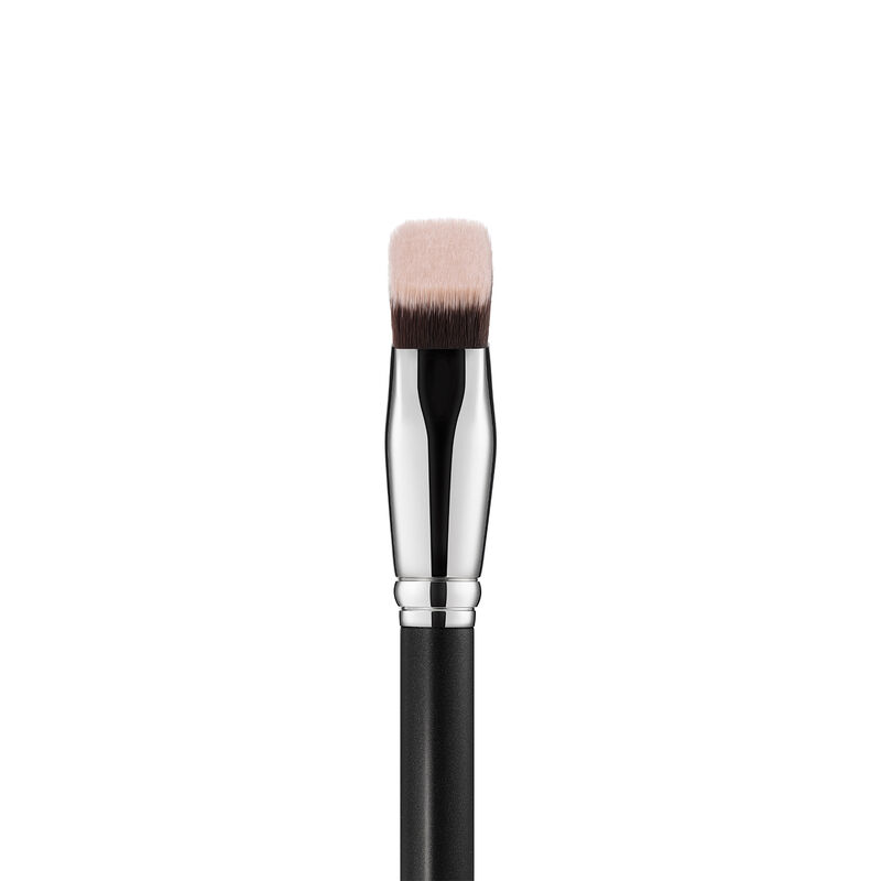 MAC 171S Smooth-Edge All Over Face Brush image number 2