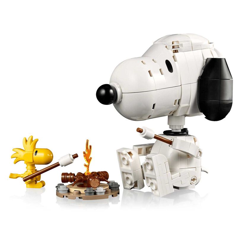 LEGO Ideas Peanuts: Snoopy's Doghouse image number 2