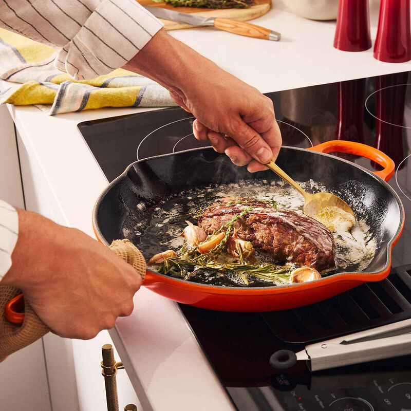 Le Creuset Signature Cast Iron Round Skillet 30cm image number 1