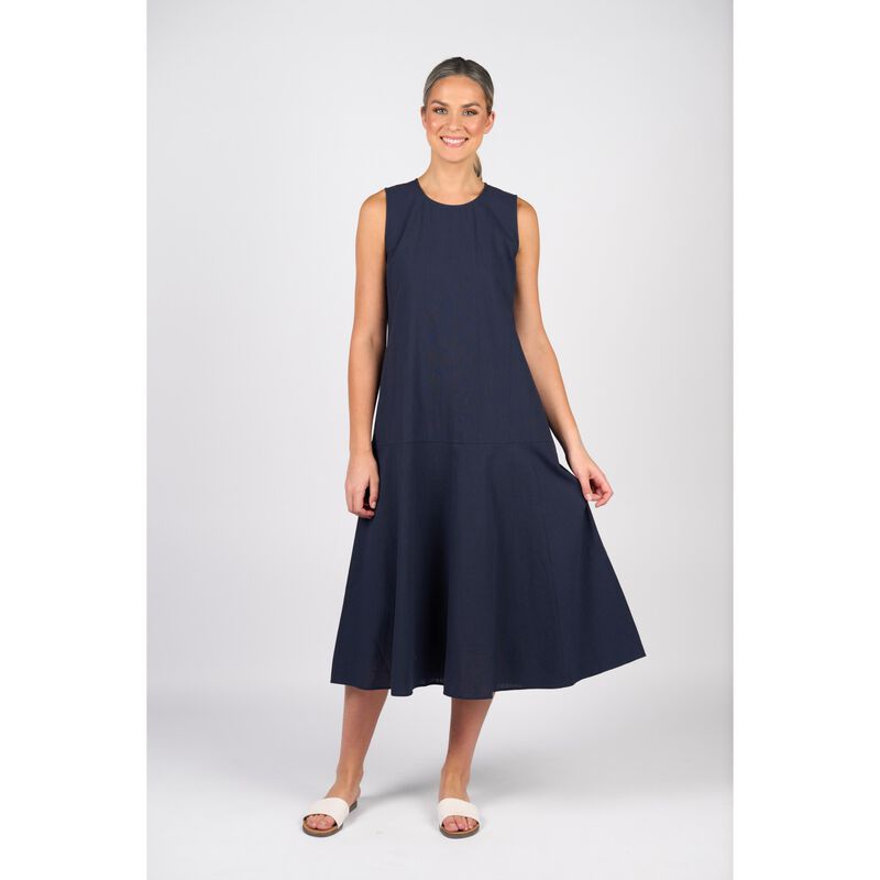 Vassalli Plain Long Sleeveless Dress With Round Neck image number 3