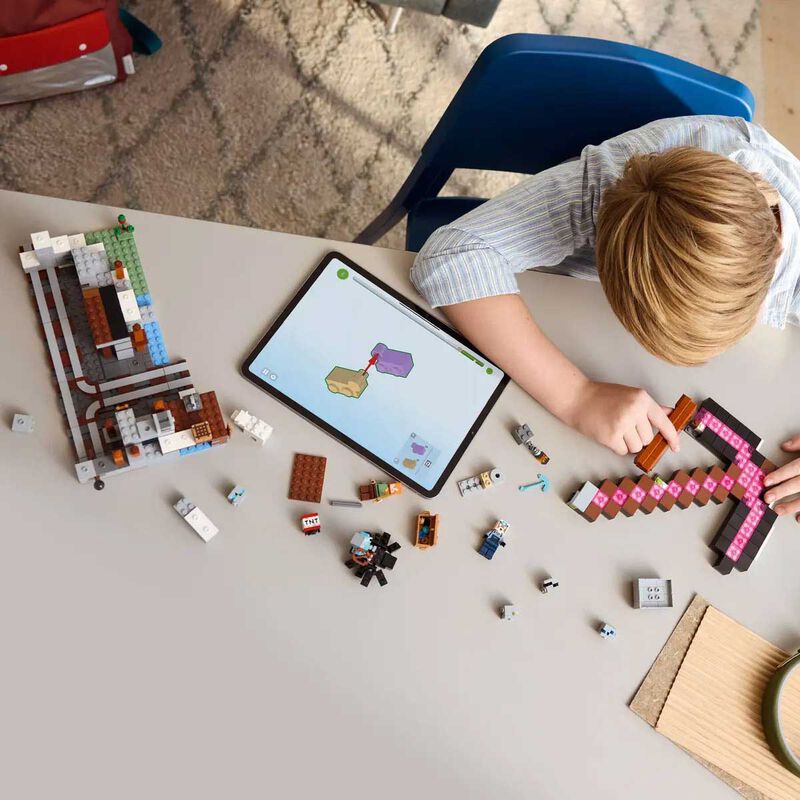 LEGO Minecraft® The Pickaxe Mine image number 3