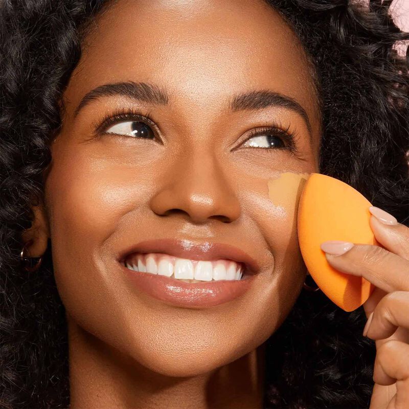 Real Techniques Miracle Complexion Sponge Makeup Blender + Travel Case image number 3