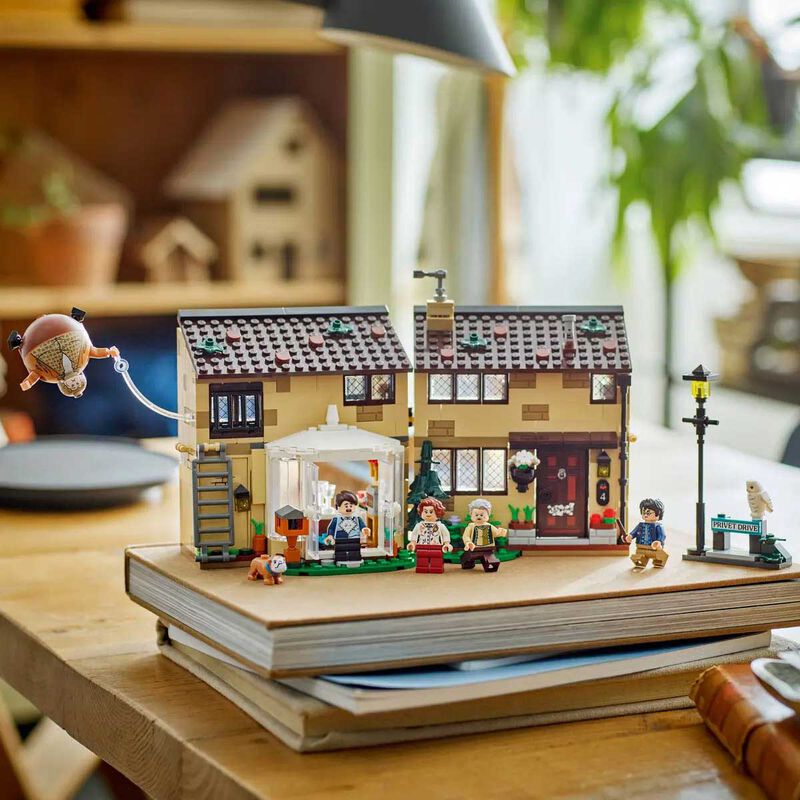 LEGO Harry Potter Privet Drive: Aunt Marge's Visit image number 3