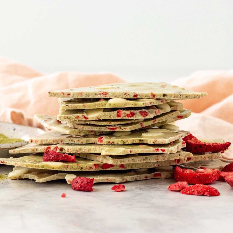 The Remarkable Chocolate Co Strawberry Matcha Latte Bark 125g image number 1