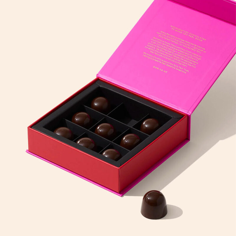 Bennetts of Mangawhai Dark Salted Caramel Praline 9 Piece Giftbox 144g image number 1