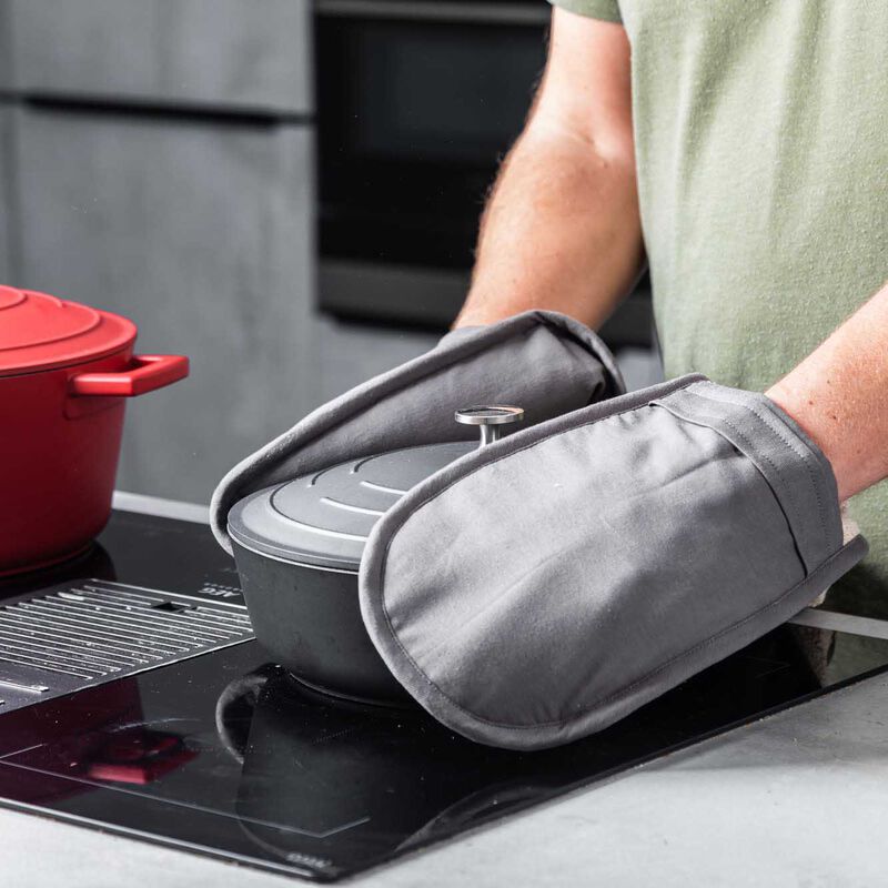 MasterCraft Cast Aluminium Shallow Casserole Dish Gift Boxed 32cm - Black image number 3