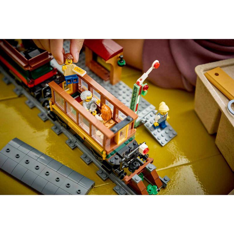 LEGO City Vintage Steam Train image number 3