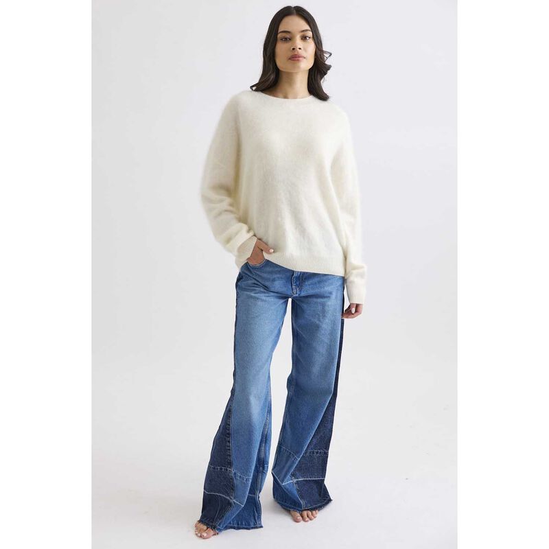 Mia Fratino Edith Crew image number 3