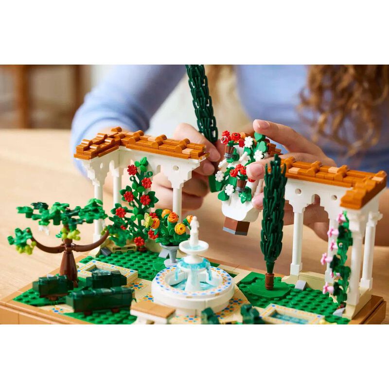 LEGO Icons Fountain Garden image number 3