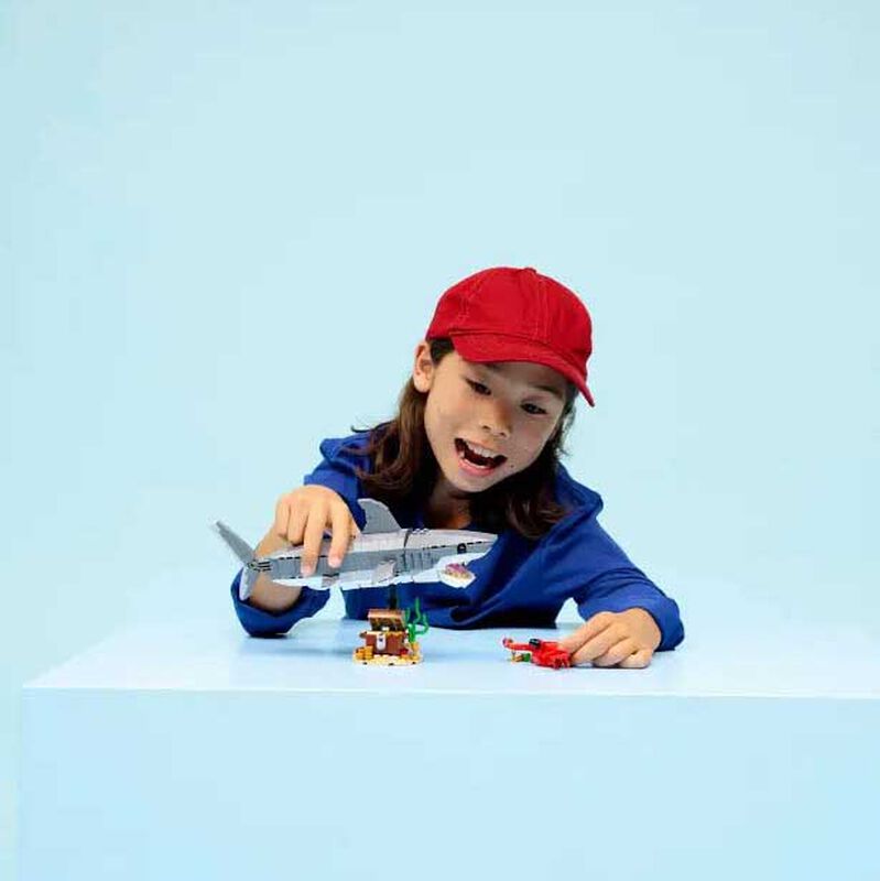 LEGO Creator Fierce Shark with s Treasure Chest image number 3