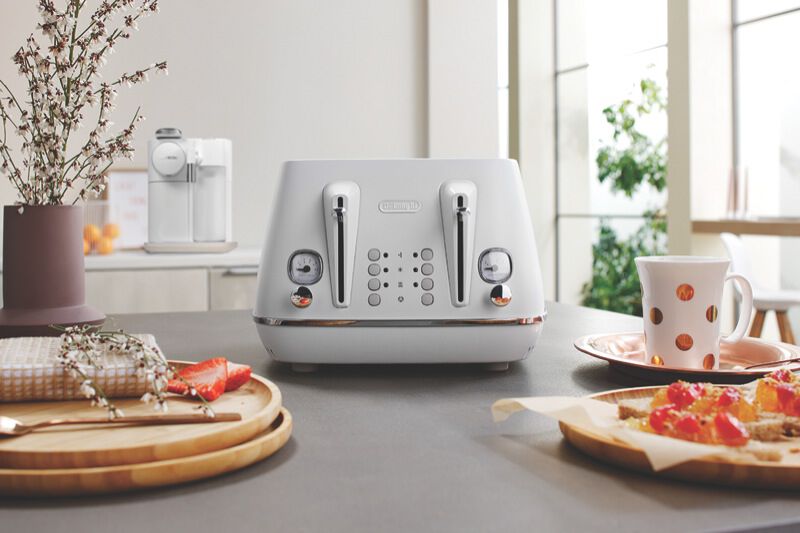 DeLonghi Distinta Moments 4 Slice Toaster White image number 1