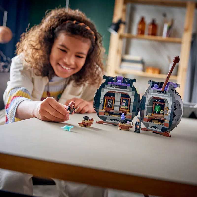 LEGO Harry Potter&trade; Cauldron: Secret Potions Classroom image number 3