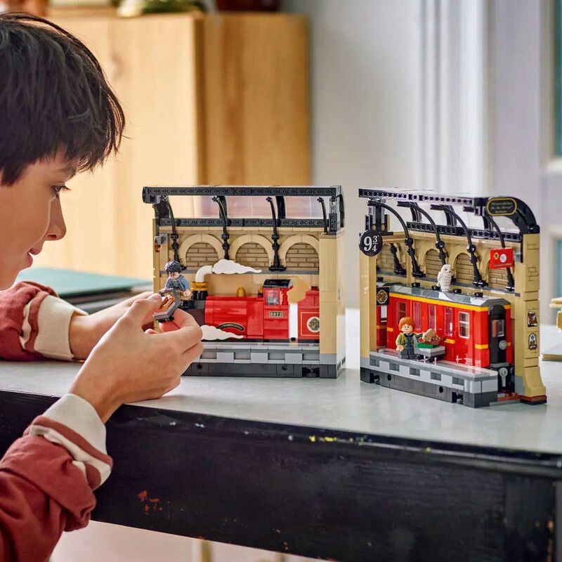 Lego Harry Potter Book Nook: Hogwarts™ Express image number 1