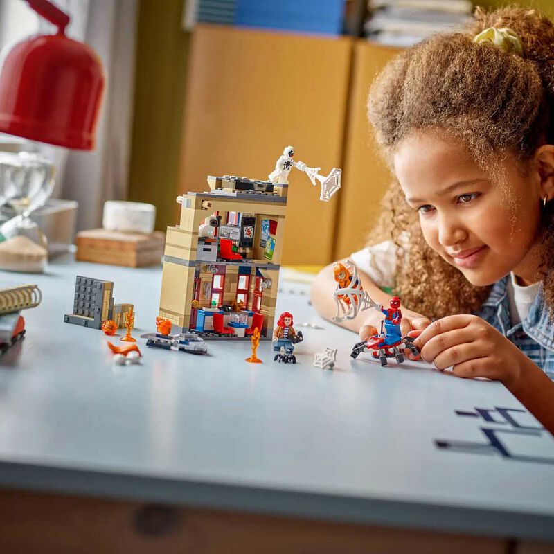 LEGO Marvel Peter Parker’s Apartment image number 3