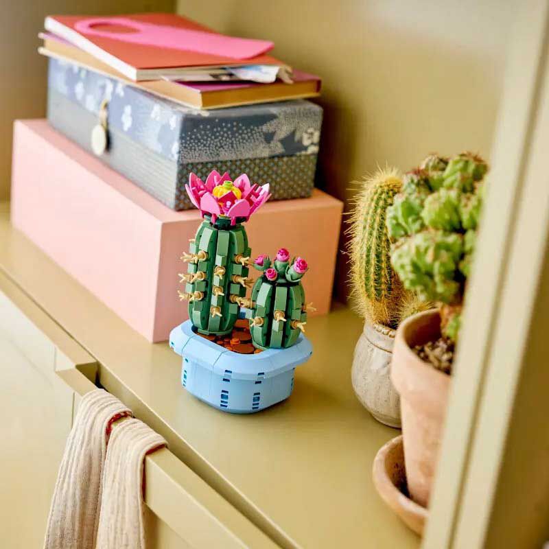 LEGO Botanicals: Flowering Cactus image number 1