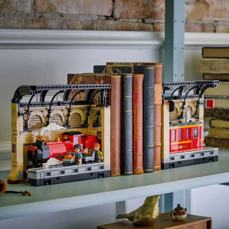 Lego Harry Potter Book Nook: Hogwarts™ Express image number 3