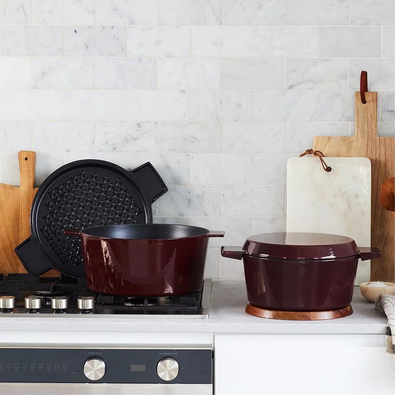 Stanley Rogers Cast Iron French Oven Bordeaux 24cm image number 1