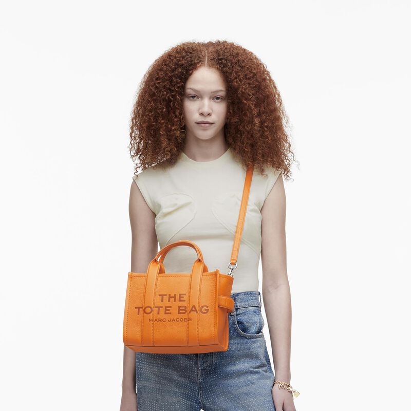 MARC JACOBS The Leather Small Tote Bag image number 27