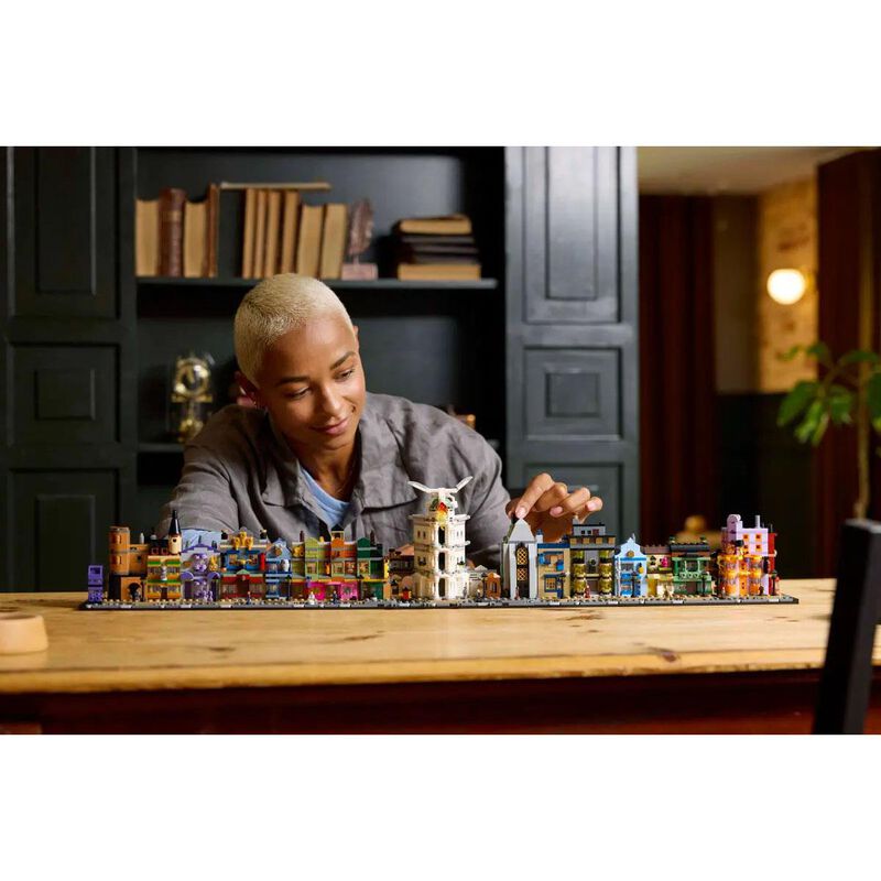 LEGO Harry Potter ™ Diagon Alley™ Wizarding Shops image number 3