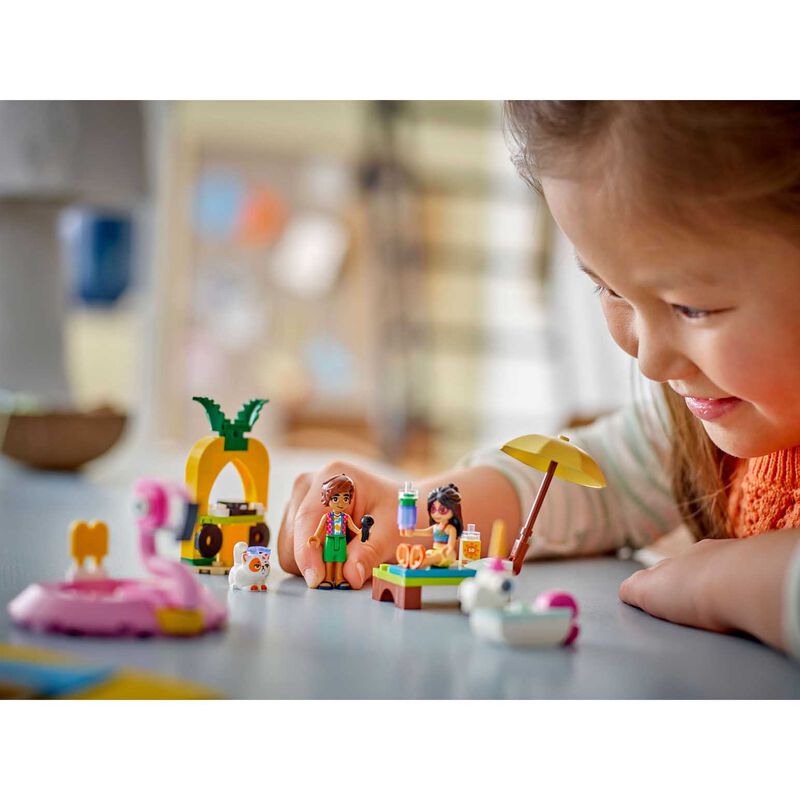 LEGO Friends Unicorn & Flamingo Pool Party image number 3