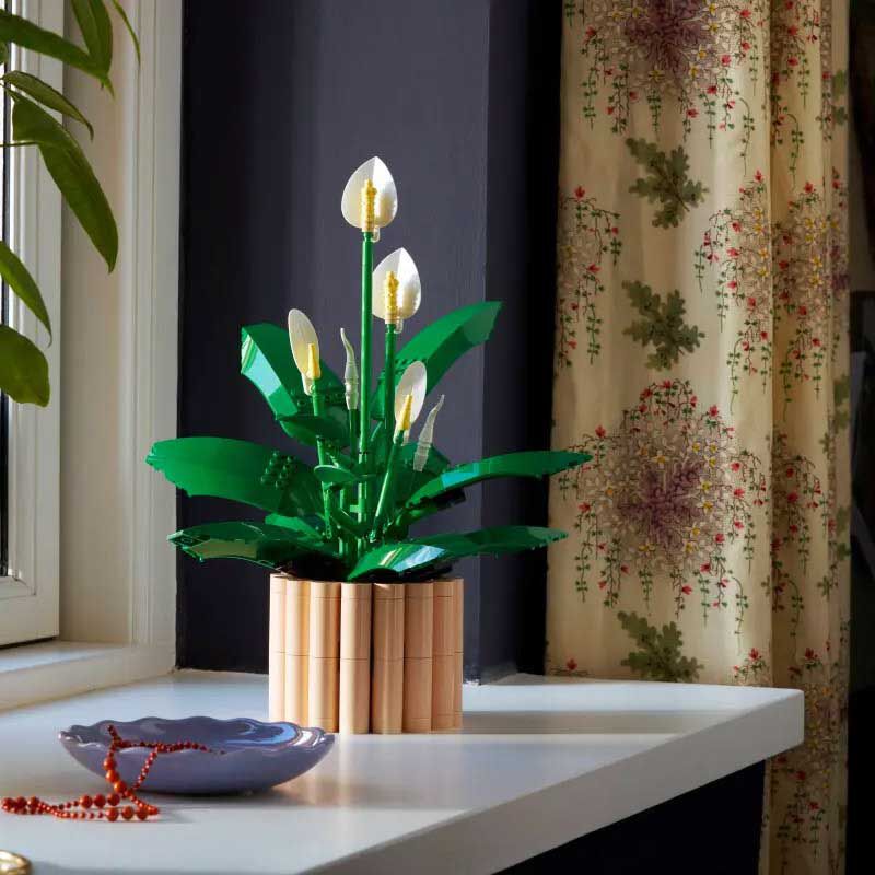LEGO Botanicals: Peace Lily image number 1