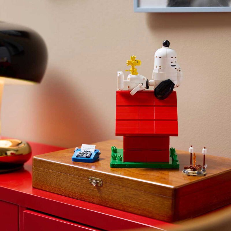 LEGO Ideas Peanuts: Snoopy's Doghouse image number 3