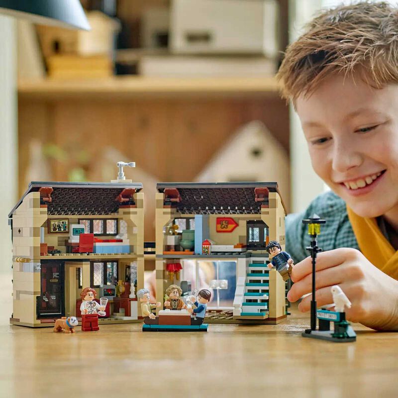 LEGO Harry Potter Privet Drive: Aunt Marge's Visit image number 1
