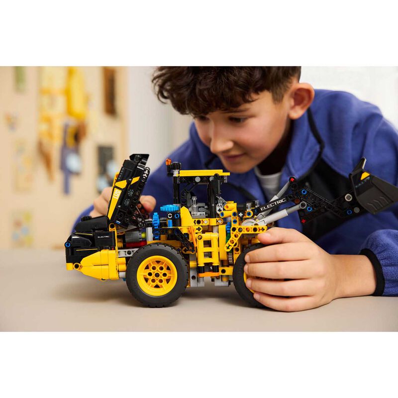 LEGO Technic Volvo L120 Electric Wheel Loader image number 3