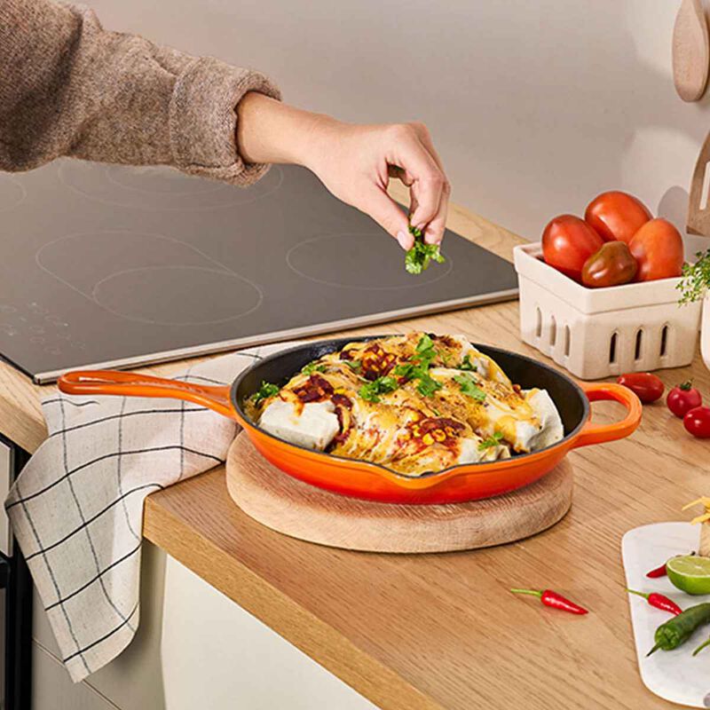 Le Creuset Signature Cast Iron Round Skillet 26cm image number 39