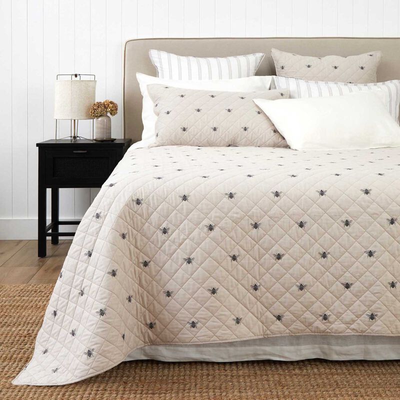 Wallace Cotton Meant To Bee Diamond Stitched Quilt 250gsm image number 0